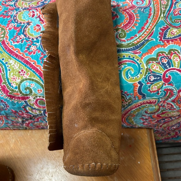 Taos Womens Tan Moccasin Boots With Silver Concho Accents - Picture 4 of 6